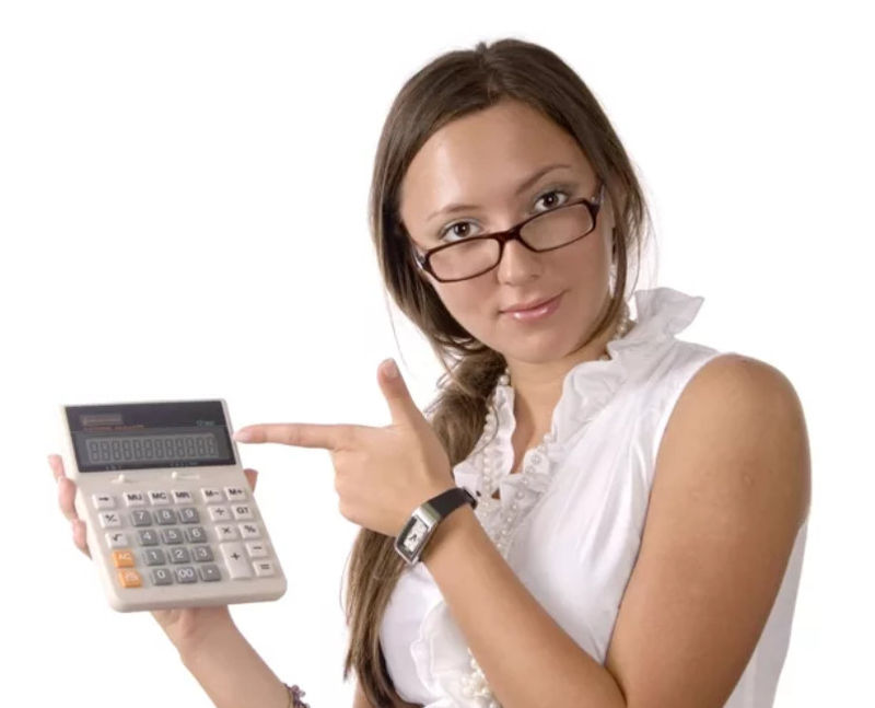 Девушка показывает на калькулятор